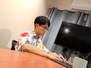 インタビューに答えるDesign Nightの主催者の作業中の表情