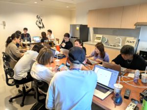 100日実践で活況のアクトハウス内の様子